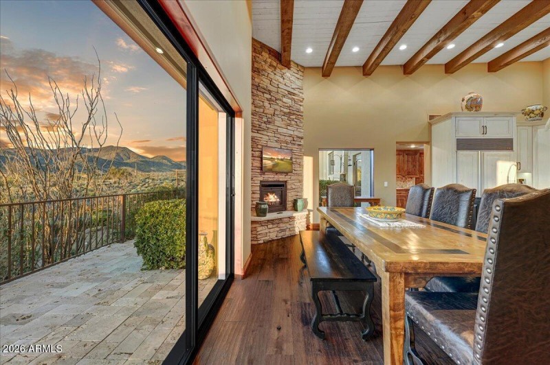 28-Casual Dining Fireplace