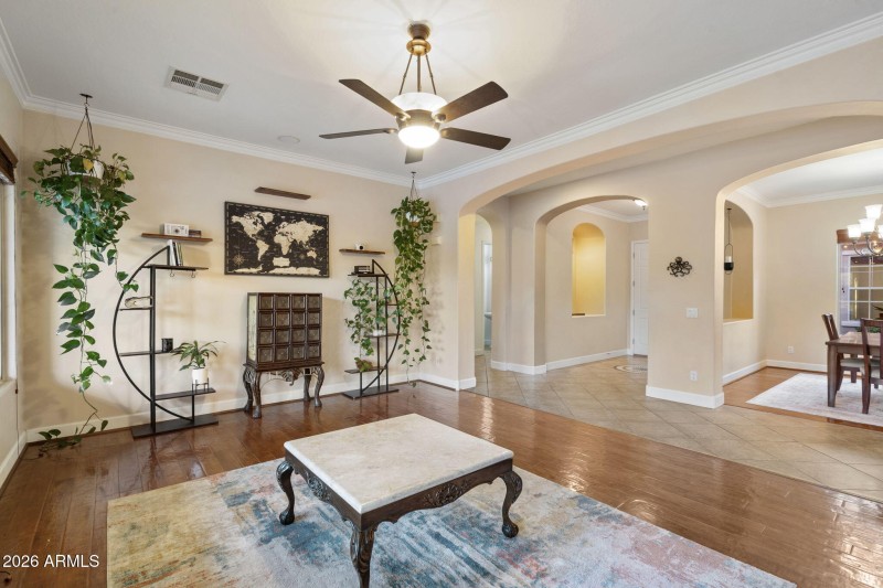 Open-Layout w Arched Hallways