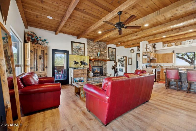 11-web-or-mls-39913-n-26th-st