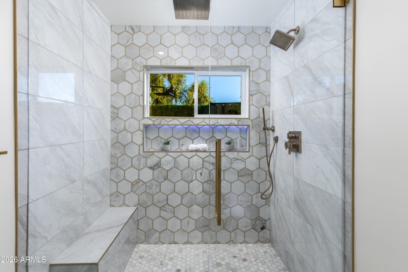 WALK-IN SHOWER
