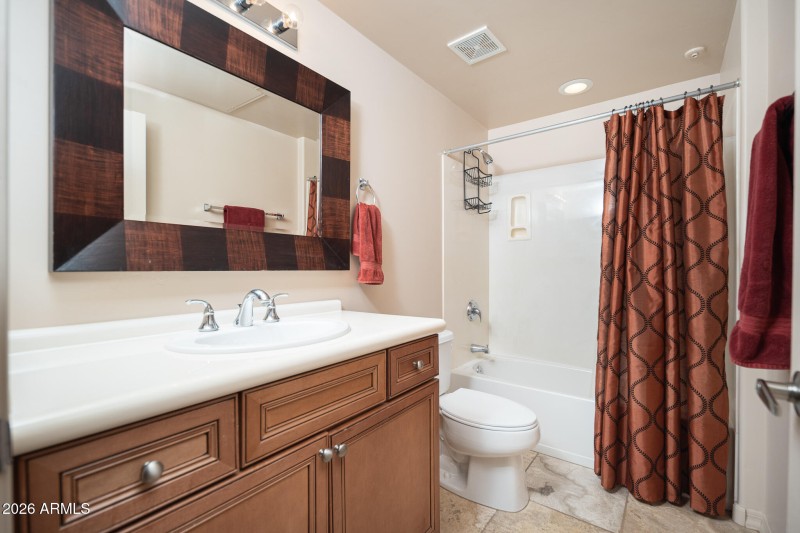 Oversize guest bath 8.11 x 5.4