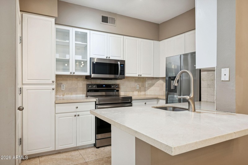 9-web-or-mls-1701-e-colter-st-416