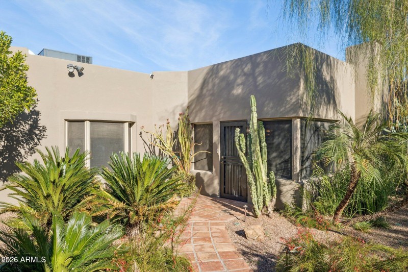 5-web-or-mls-146-e-mariposa-st