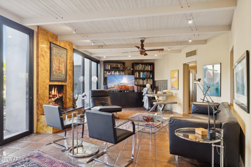 13-web-or-mls-146-e-mariposa-st