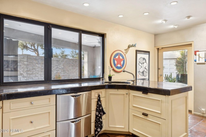 20-web-or-mls-146-e-mariposa-st