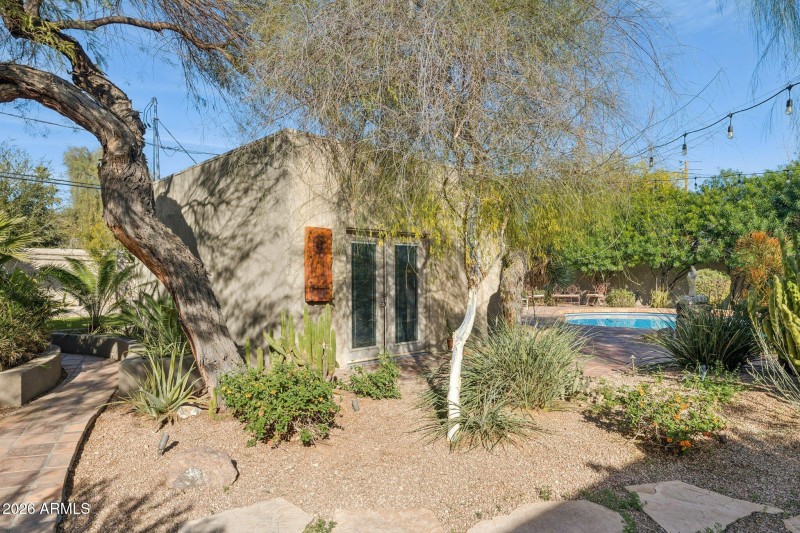 49-web-or-mls-146-e-mariposa-st