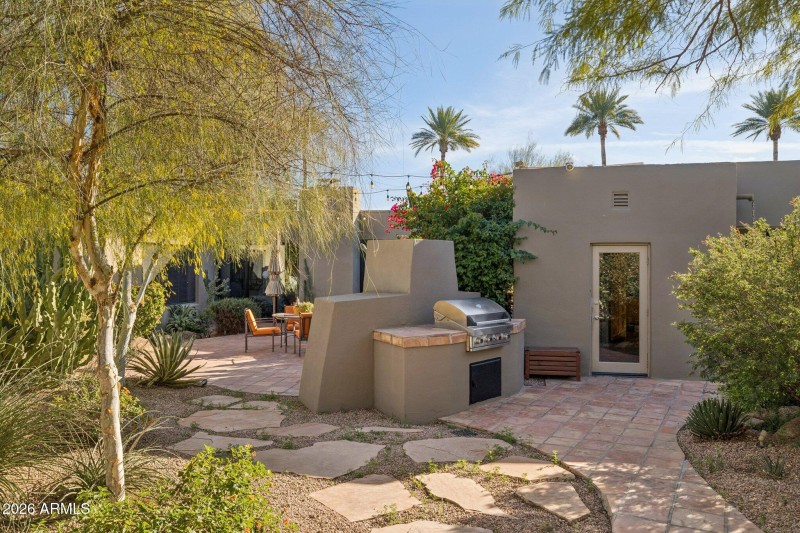 57-web-or-mls-146-e-mariposa-st