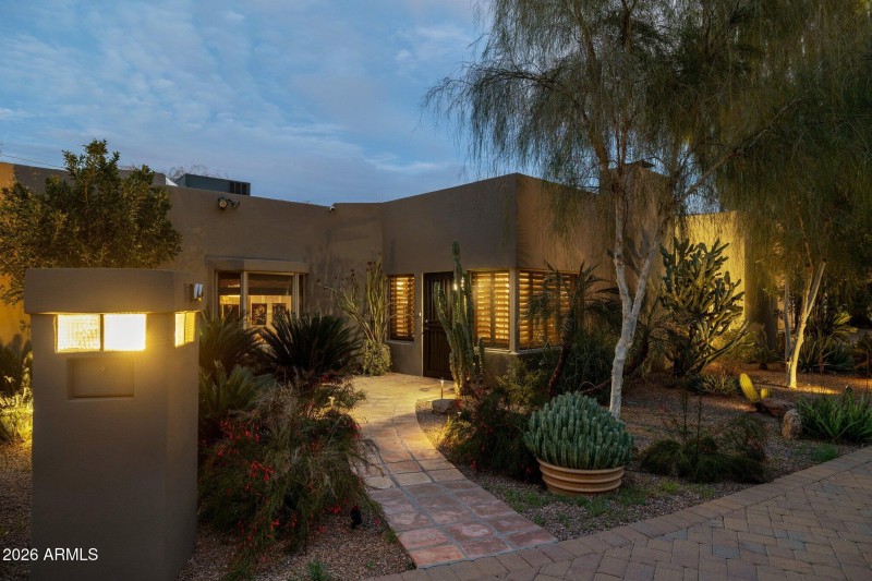 100-web-or-mls-146-e-mariposa-st