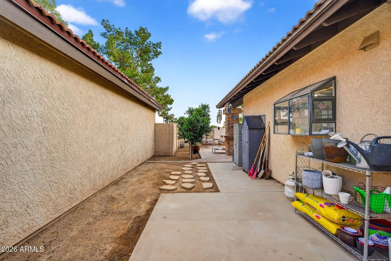 SIDE YARD - ROOM FOR PLANTERS/GARDEN/ETC