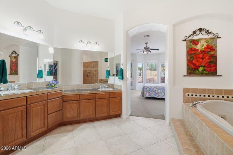 Dual Sinks w/ Soaking Tub