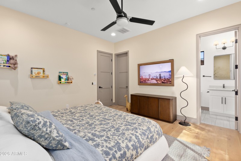 GUEST/KIDDOS BEDROOM EN'SUITE