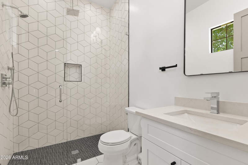 GUEST BATHROOM EN'SUITE