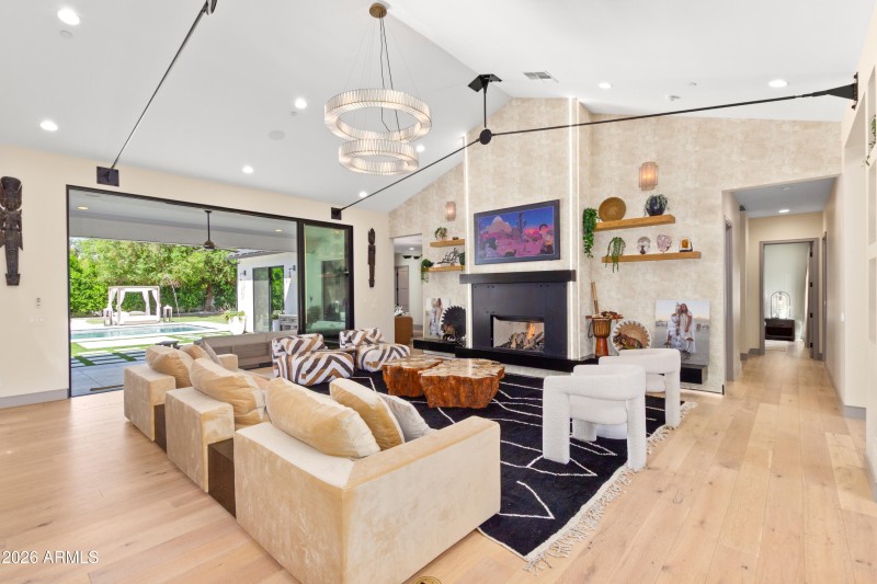 FAMILY ROOM ELEGANCE