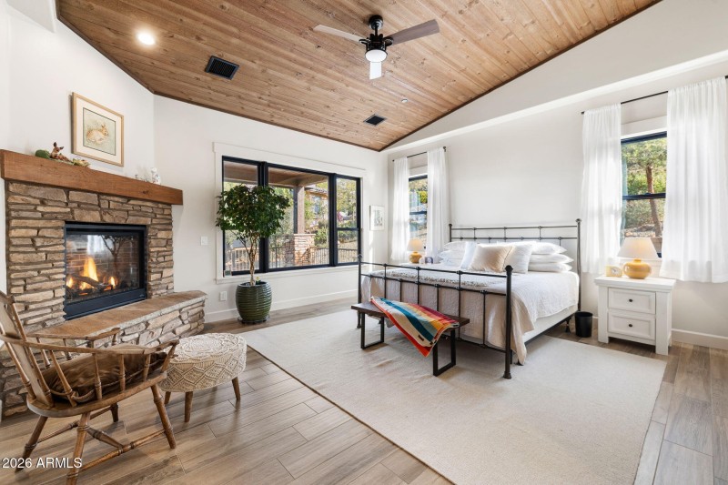 34-Primary Bedroom (1)