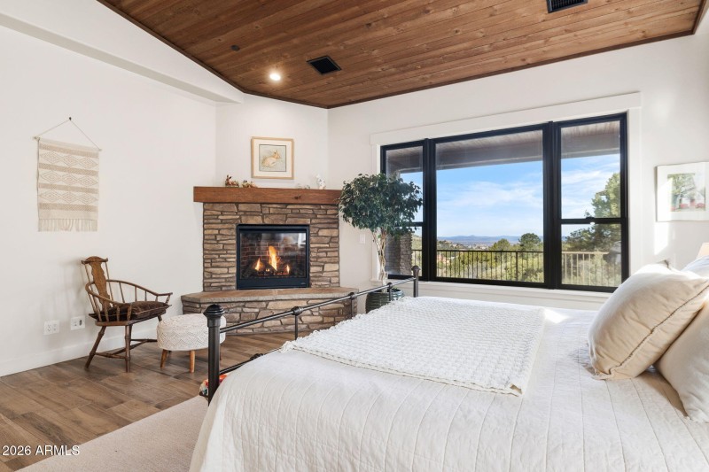 35-Primary Bedroom (2)