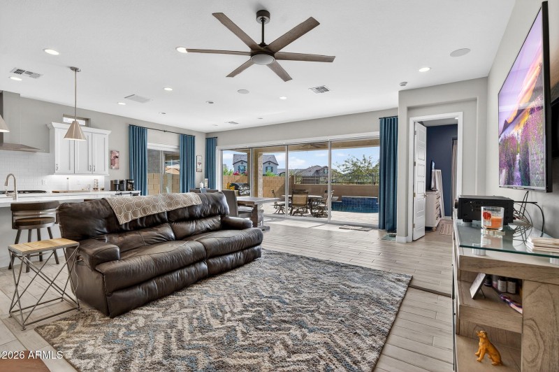 7-web-or-mls-16-E Scarlet St