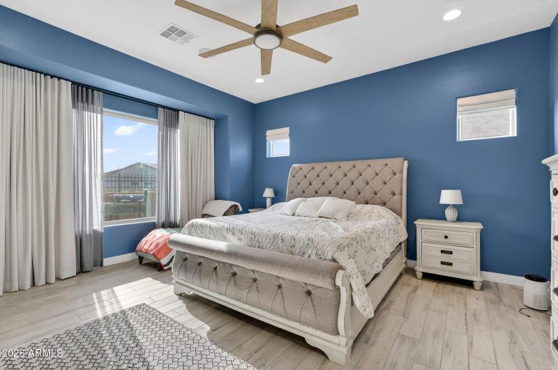 19-web-or-mls-29-E Scarlet St