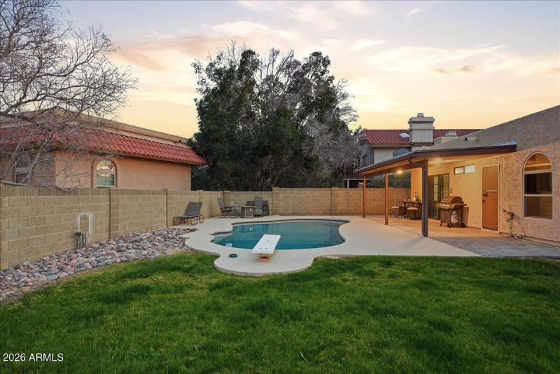 51-12627 S 38th Pl_RedHogMedia