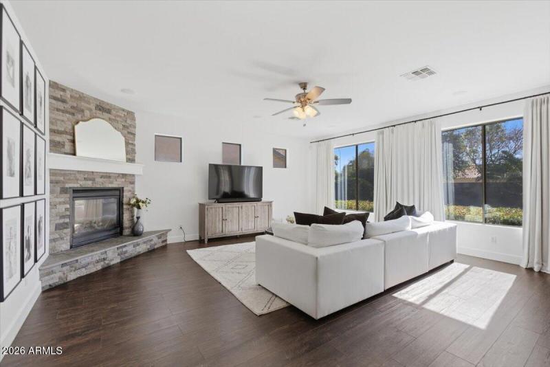 19-2177 E Glacier Pl