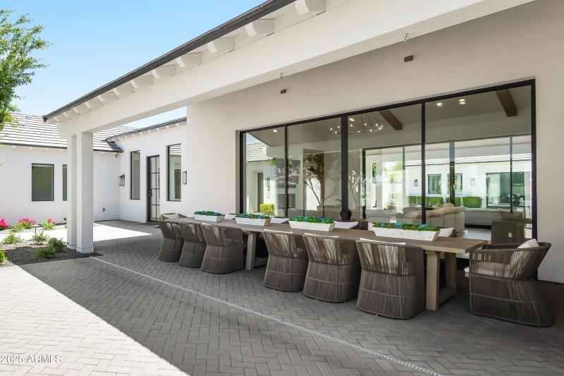 Outdoor Dining in Courtyard