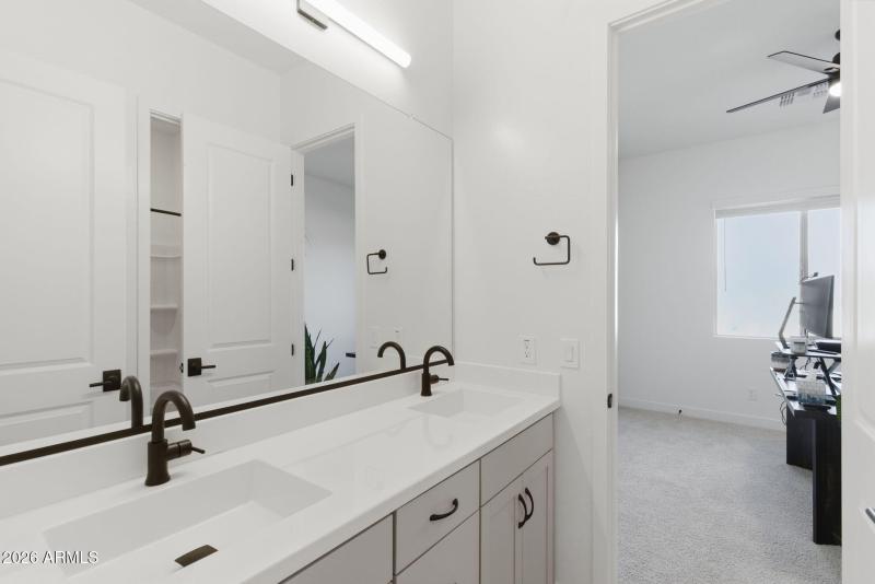 Jack & Jill bath btwn Bed 1 & Bed 2