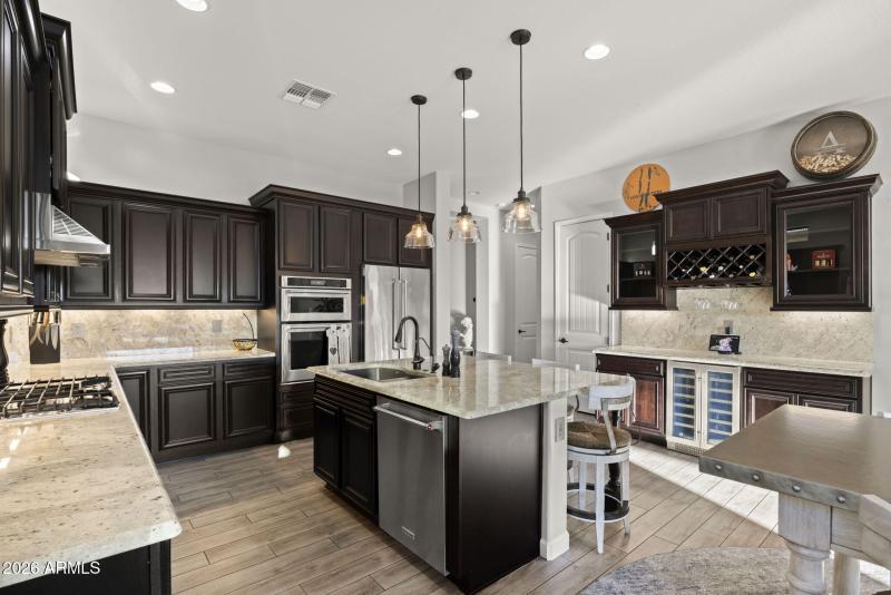 11-web-or-mls-9065-e-leonora-st