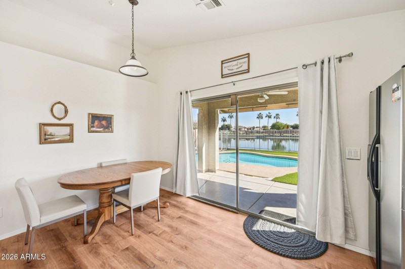 11-web-or-mls-N 107th Dr-S0402-011