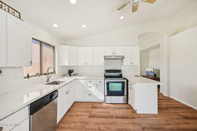 14-web-or-mls-N 107th Dr-S0402-014