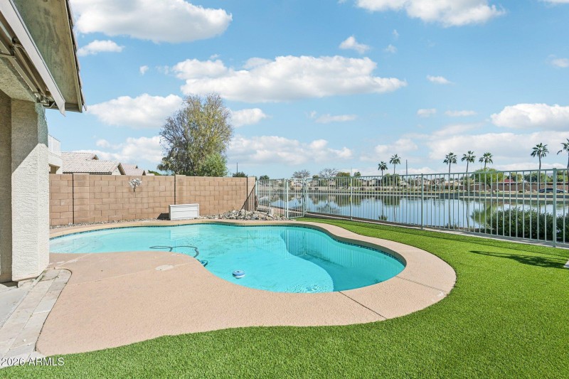 29-web-or-mls-N 107th Dr-S0402-029