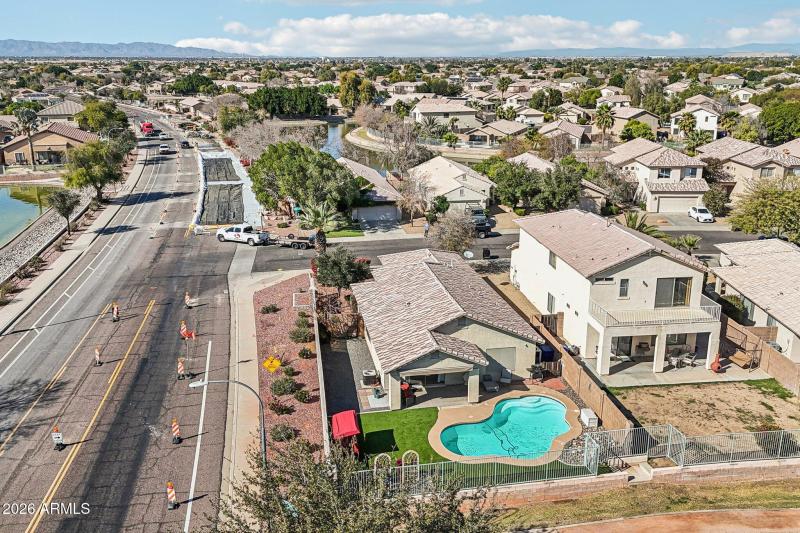 43-web-or-mls-N 107th Dr-S0402-043