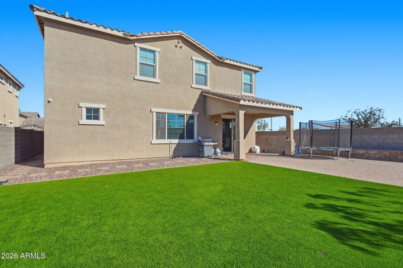 Low-maintenance artificial turf