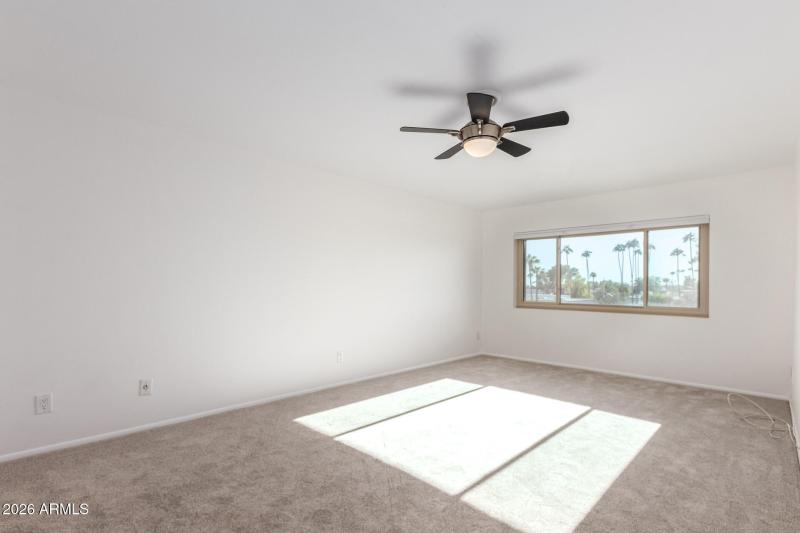 LARGE AND SUNNY PRIMARY BEDROOM