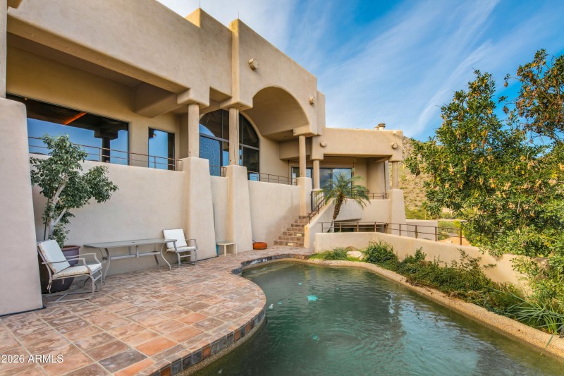 003_Pool with a View