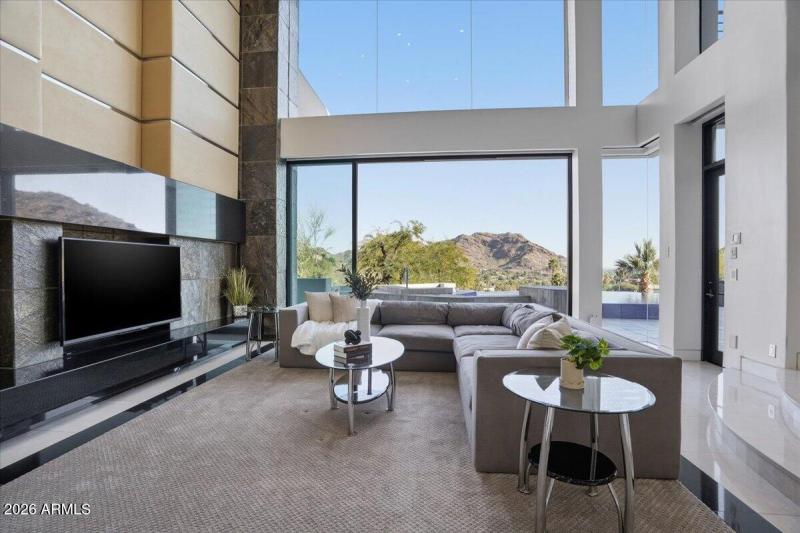 024-4550 E Foothill Dr_RedHogMedia]