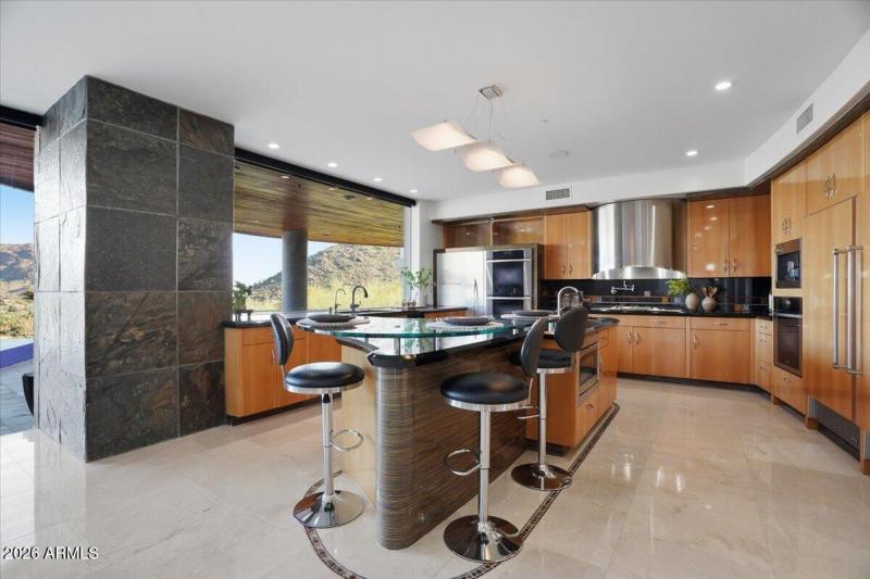 030-4550 E Foothill Dr_RedHogMedia]