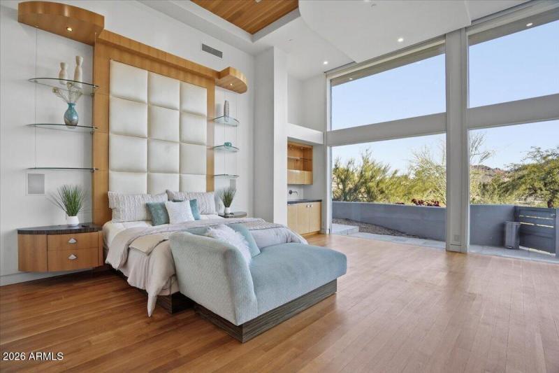 042-4550 E Foothill Dr_RedHogMedia]