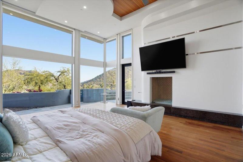 043-4550 E Foothill Dr_RedHogMedia]