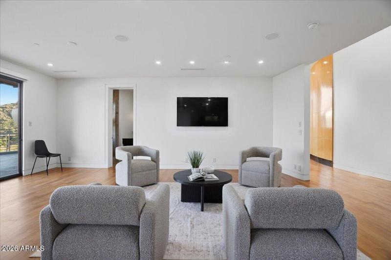 058-4550 E Foothill Dr_RedHogMedia]