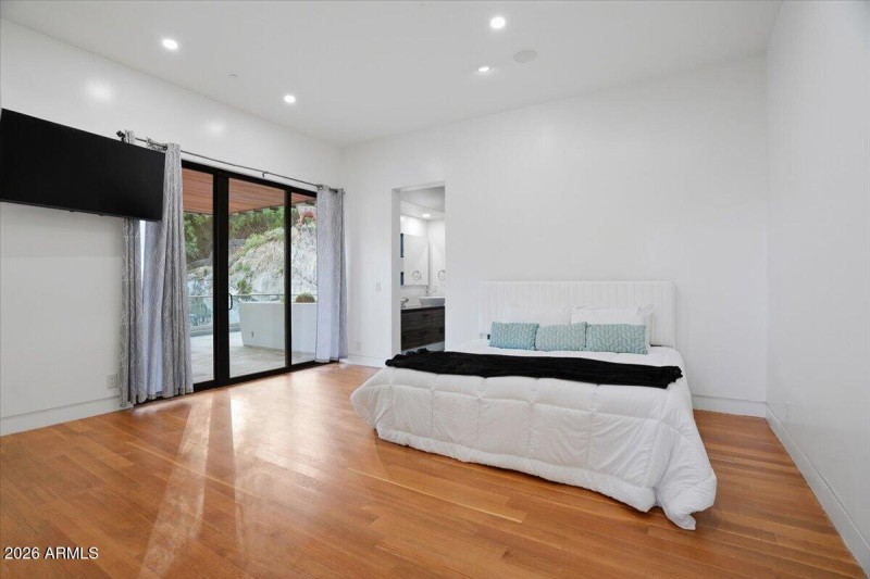 066-4550 E Foothill Dr_RedHogMedia]