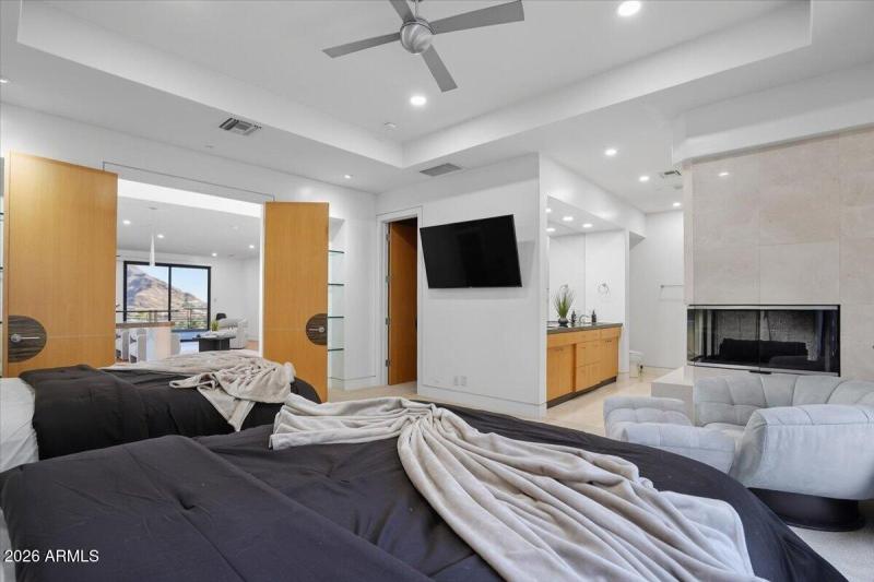 070-4550 E Foothill Dr_RedHogMedia]