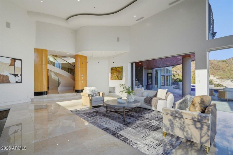 012-4550 E Foothill Dr_RedHogMedia]