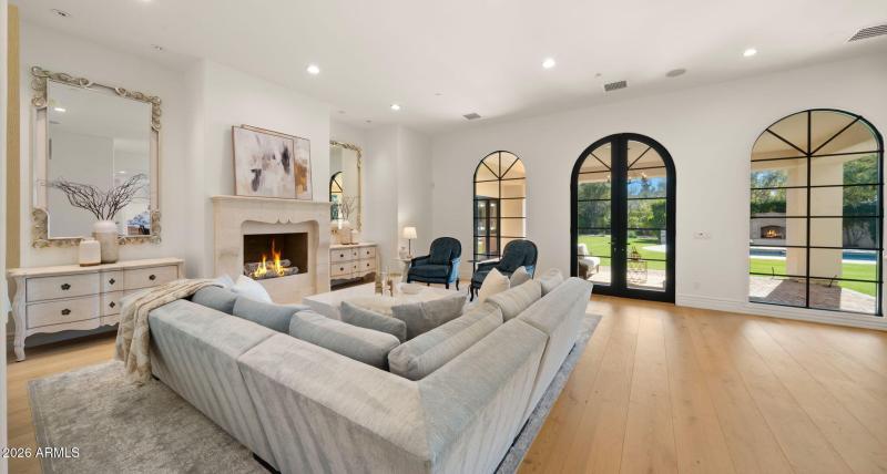 50-web-or-mls-Living Room4