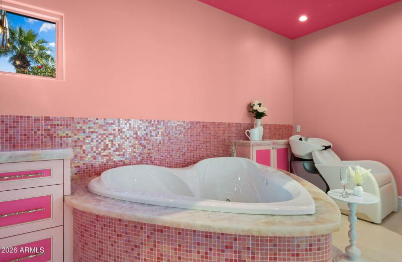 67-web-or-mls-Glam Room4