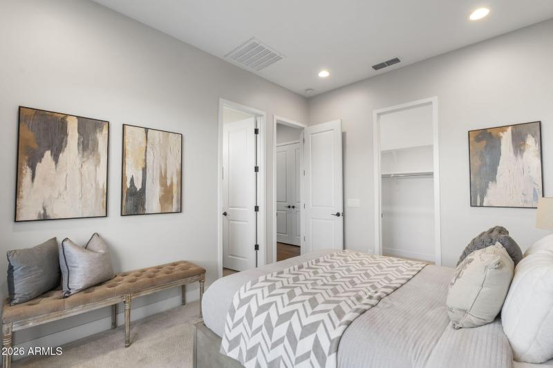 Ensuite Bedroom w Large Walk-In Closet