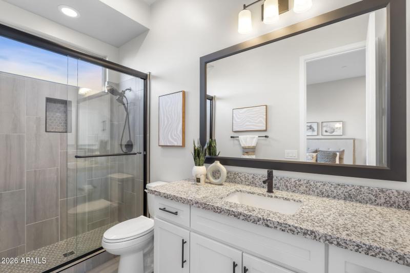 Ensuite Bath w Walk-In Shower