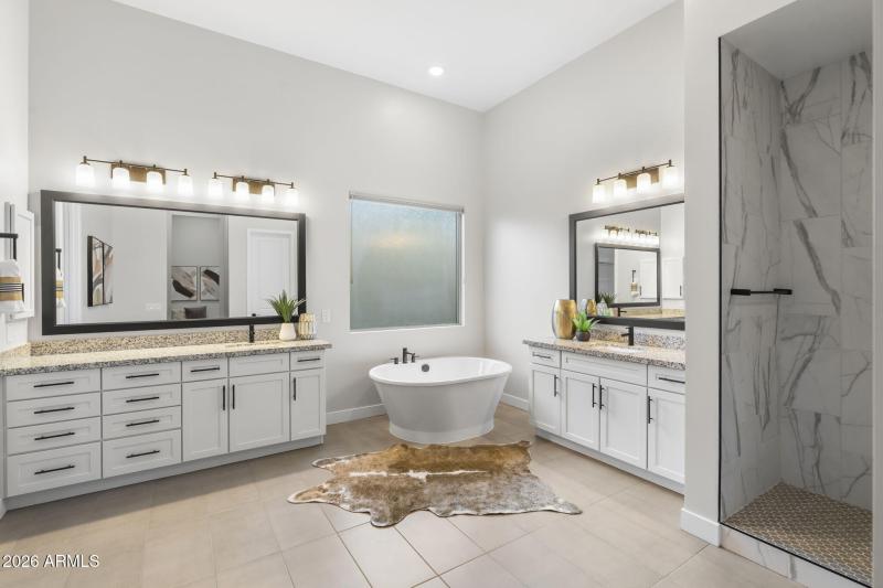 Primary Bath w Soaking Tub