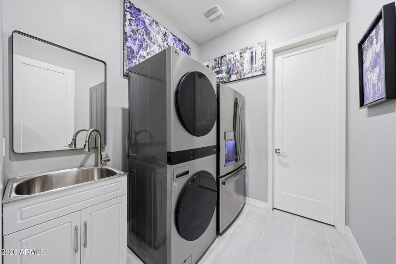 LAUNDRY ROOM DOWNSTAIRS