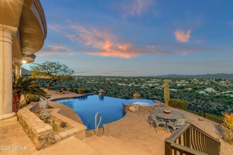 074_Stairs to Lower Level