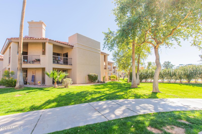 Manicured Grounds & Walkways