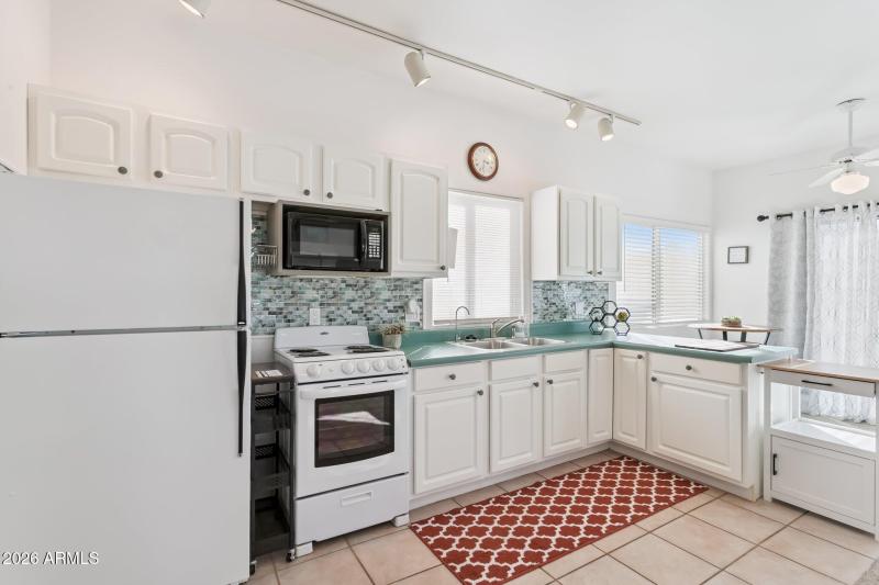 12-web-or-mls-17200-w-bell-rd-869